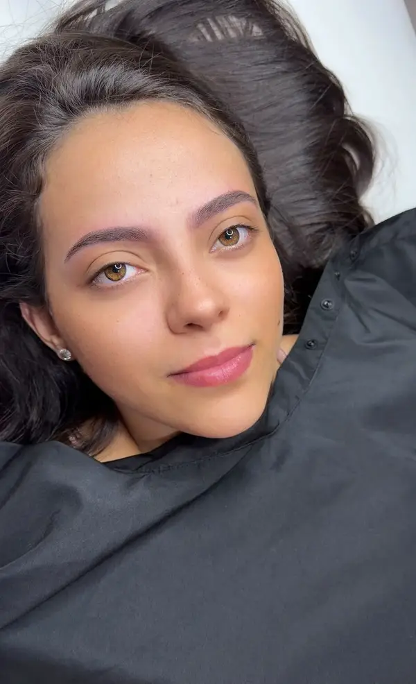 Sobrancelhas e lábios micropigmentados, já cicatrizados