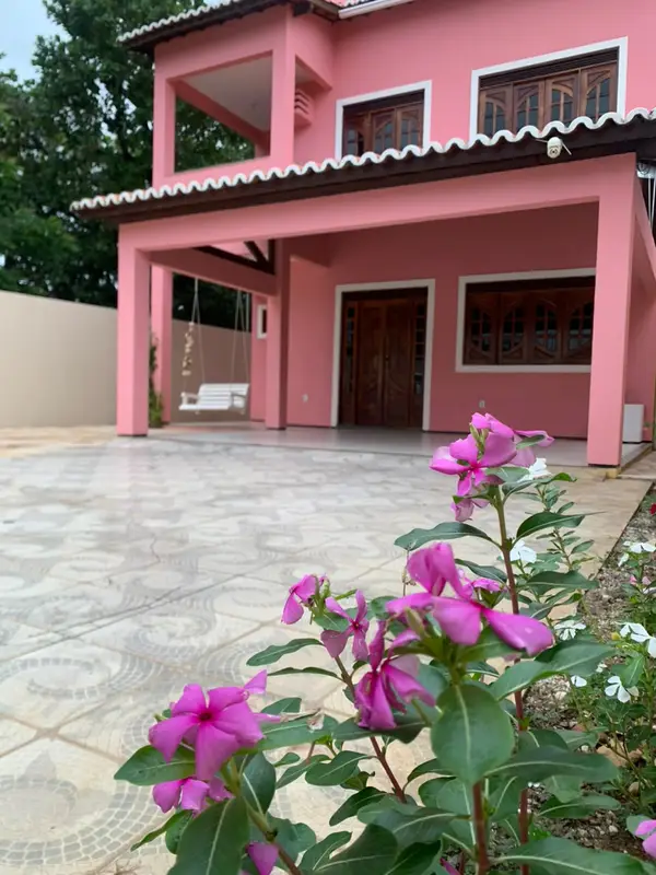 Varanda da casa rosa com o balanço