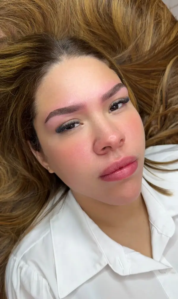 Micropigmentação labial e de sobrancelhas na mesma cliente