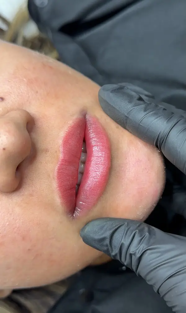 Lábios logo depois da micropigmentação labial